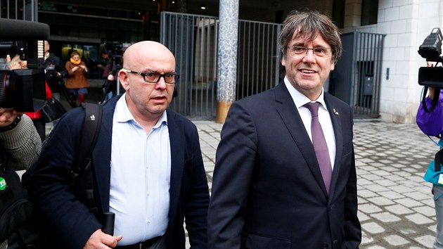 Puigdemont se svým advokátem se dostavil do Bruselu na prokuraturu.
