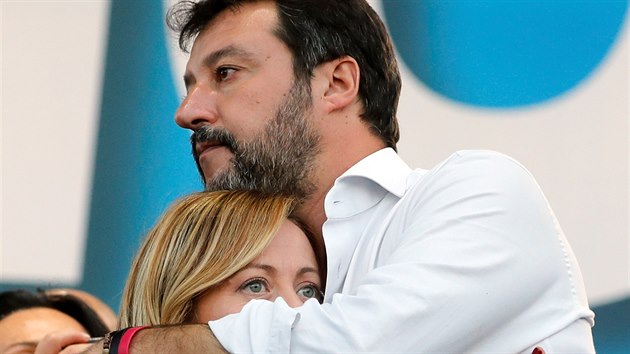 Matteo Salvini v objetí s éfkou strany, s ní jeho Liga spolupracuje, Girogiou...