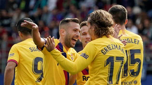 Jordi Alba (uprosted) a Antoine Griezmann se radují z prvního gólu Barcelony.