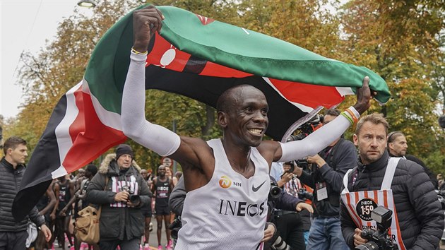 Eliud Kipchoge slaví zabhnutí maratonu pod dv hodiny.