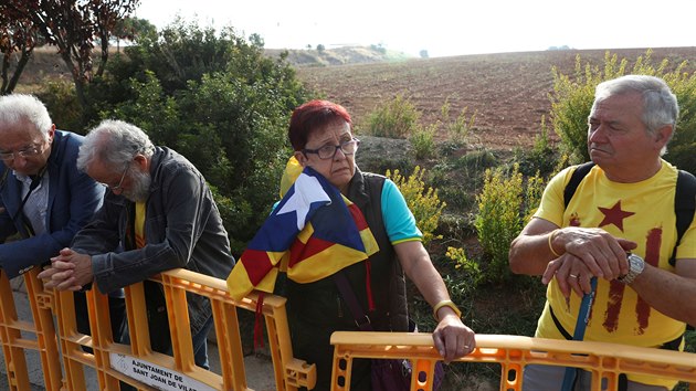 Lidé, kte�í �ekali p�ed v�znicí na verdikt ve v�ci katalánských politik�.