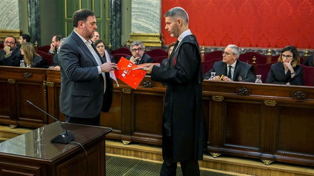 Lídr katalánských separatist� Oriol Junqueras dostává dokumenty od svého...