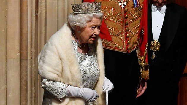 Britská královna Albta II. pi zahájení schze parlamentu.