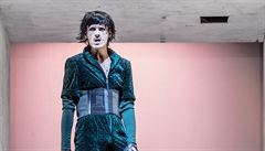 Z inscenace muzikálu Lazarus Davida Bowieho v praském Divadle Komedie