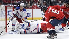 Obránce Michal Kempný odehrál v NHL zápas po více ne pl roce.