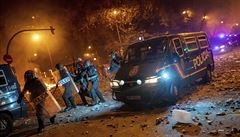 Barikády a zápalné lahve. Mohutné protesty v Barceloně přerostly v násilí, situaci řeší vláda