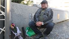 Karol si p�inesl stoli�ku a kv�tiny, na páte�ní smute�ní rozlou�ení sedí p�ed...