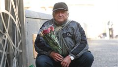Mu� je p�ipraven na míst� �ekat a� do páte�ního rána.