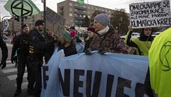 Aktivisté z hnutí Extinction rebellion zablokovali dopravu na n�kolik minut u...