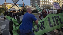 Aktivisté z hnutí Extinction rebellion zablokovali dopravu na n�kolik minut u...