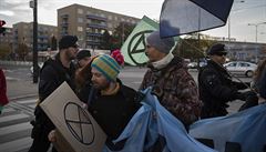 Aktivisté z hnutí Extinction rebellion zablokovali dopravu na n�kolik minut u...