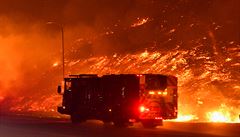 V Kalifornii hoří lesy, oheň zasáhl severní okraje Los Angeles. Evakuováno muselo být sto tisíc lidí