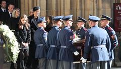 Hradní strá� nese rakev s ostatky Karla Gotta