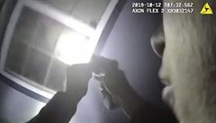 Obrázek po�ízený z videa t�lesné kamery vydané policejním odd�lením Fort Worth.