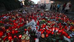 Sví�ky, fotografie, kv�tiny a vzkazy od fanou�ku se p�ed zp�vákovým domem stále...