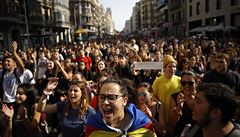 V Katalnsku po rozsudku nad politiky vypukly demonstrace, davy lid blokuj silnice i ndra