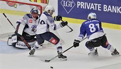 Jan Matyá�ek a Dominik Voleknicek v souboji o kotou�.