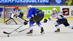 Grégory Hofmann z Zugu a Luká� Ka�ák z Plzn� v souboji o kotou�.