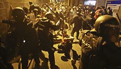 Úterní demonstrace mnohdy perostly v potyky s  policií. Na snímku uprosted...