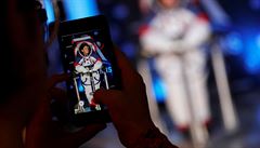 NASA ve Washingtonu p�edstavila nové skafandry pro misi Artemis.