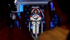 NASA p�edstavila nové skafandry.