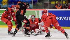 Branká� Hradce Králové �t�pán Luke� v pozoru.