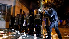 Tkoodnci v blízkosti Ministerstva vnitra v Barcelon.