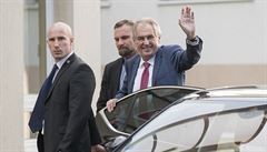 Prezident Zeman dorazil do Střešovické nemocnice, kde má podstoupit rekondiční pobyt