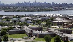 Newyorská radnice se rozhodla zruit vzeský komplex na ostrov Rikers Island,...