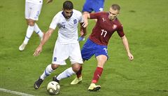 Jorgos Ntaviotis z ecka si kryje mí ped dotírajícím Janem Matoukem.