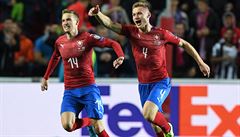 St�elec Jakub Brabec (vpravo) se raduje z gólu na 1:1, vlevo je Jakub Jankto.