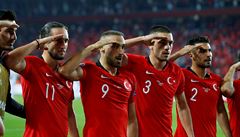 Turečtí fotbalisté dostali za salutování pokutu od UEFA, čeští fanoušci za chování proti Kosovu