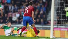 Johnny Evans p�ekonává Ji�ího Pavlenku, p�ihlí�í Ond�ej Kúdela.