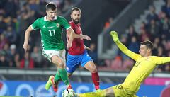 Ji�í Pavlenka nestihne zasáhnout p�ed Paddym McNairem, p�ihlí�í Josef Hu�bauer.