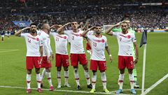 Turečtí provokatéři znovu salutovali na podporu armádě v Sýrii. Fotbalové reprezentanty za to čeká tvrdý trest