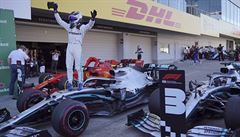 Pilot Mercedesu Valtteri Bottas slaví vítzství ve Velké cen Japonska.