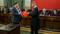Lídr katalánských separatist Oriol Junqueras dostává dokumenty od svého...