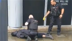 VIDEO: Mu zaten po toku noem v Manchesteru je podezel z teroristickho inu, uvedla policie