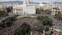Tisíce lidí demonstrují na Katalánském námstí v Barcelon.