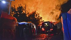 V přeplněném uprchlickém táboře na ostrově Samos vypukly potyčky a požár, úřady zahájily evakuaci