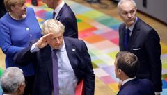 Britský premiér Boris Johnson na summitu EU. Vlevo vzadu je německá kancléřka...