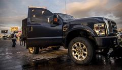 Prost�ílené auto v mexickém m�st� Culiacán.