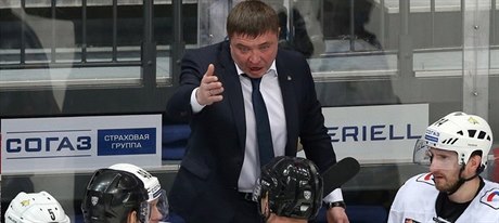 Trenér Chabarovsku Alexandr Guljavcev vyhrožuje rozhodčímu.