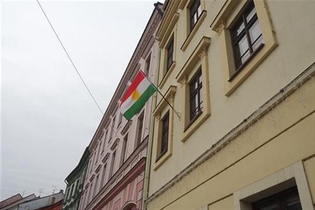 Na budov tebíské radnice vlaje kurdská vlajka.