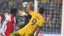 Luis Suar�z trefil Petera Olayinku a ten m�� smoln� srazil do vlastn� s�t�.
