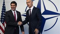 Americk ministr obrany Mark Esper (vlevo) a generln tajemnk NATO Jens...