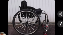 V internetov� konverzaci se objevila i fotografie invalidn�ho voz�ku.