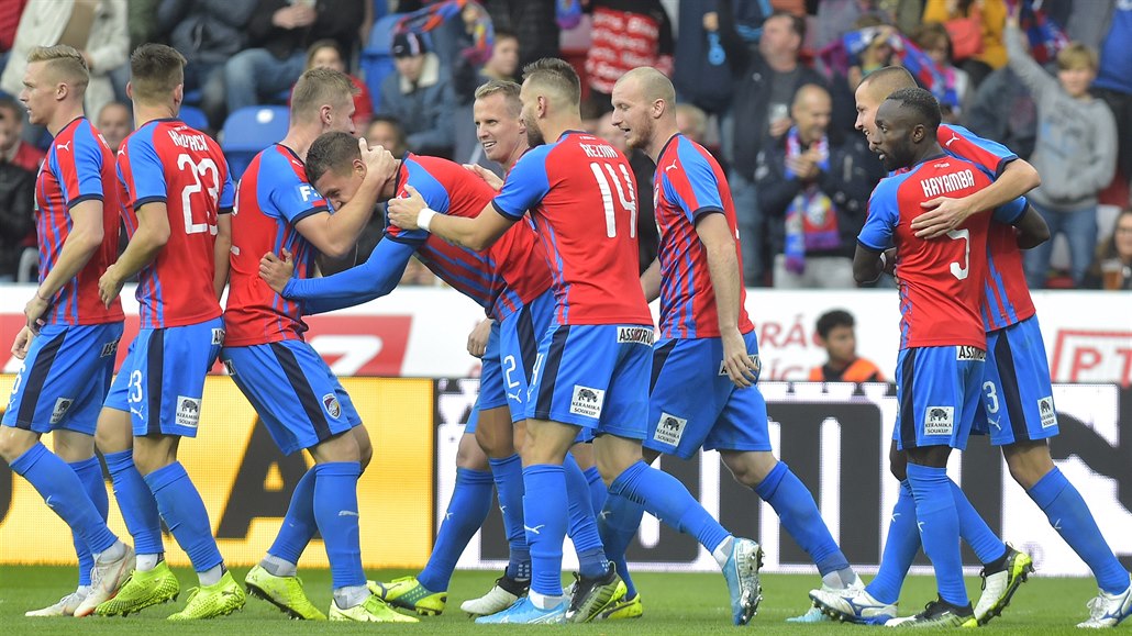 Hráči Plzně se radují z prvního gólu, který dal Lukáš Hejda (čtvrtý zleva).