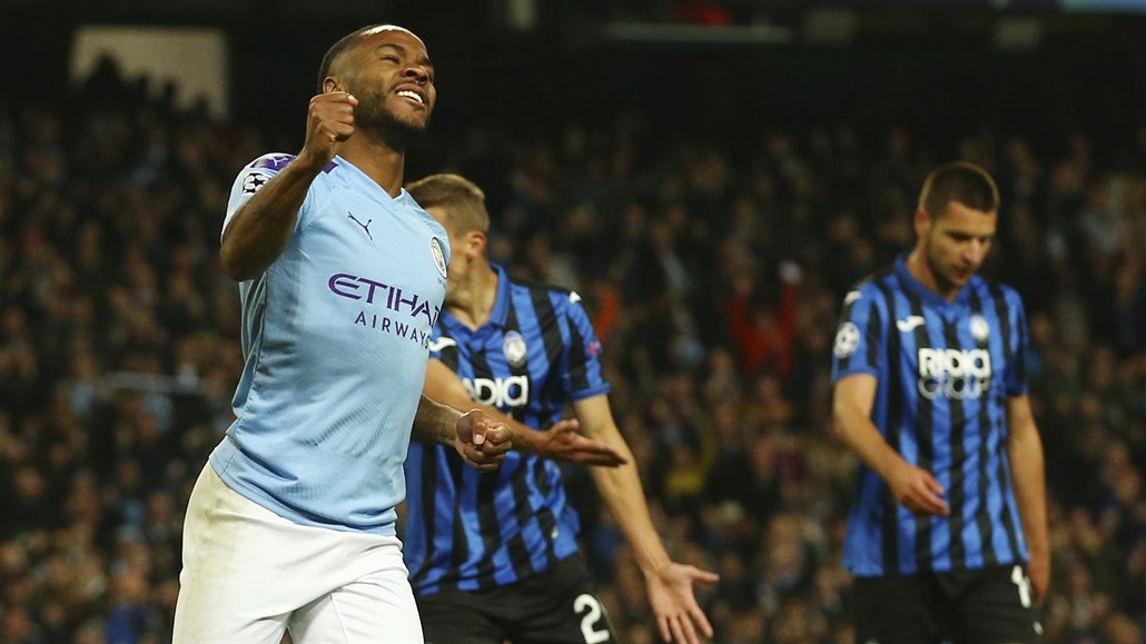 Raheem Sterling slaví hattrick do sít Atalanty.