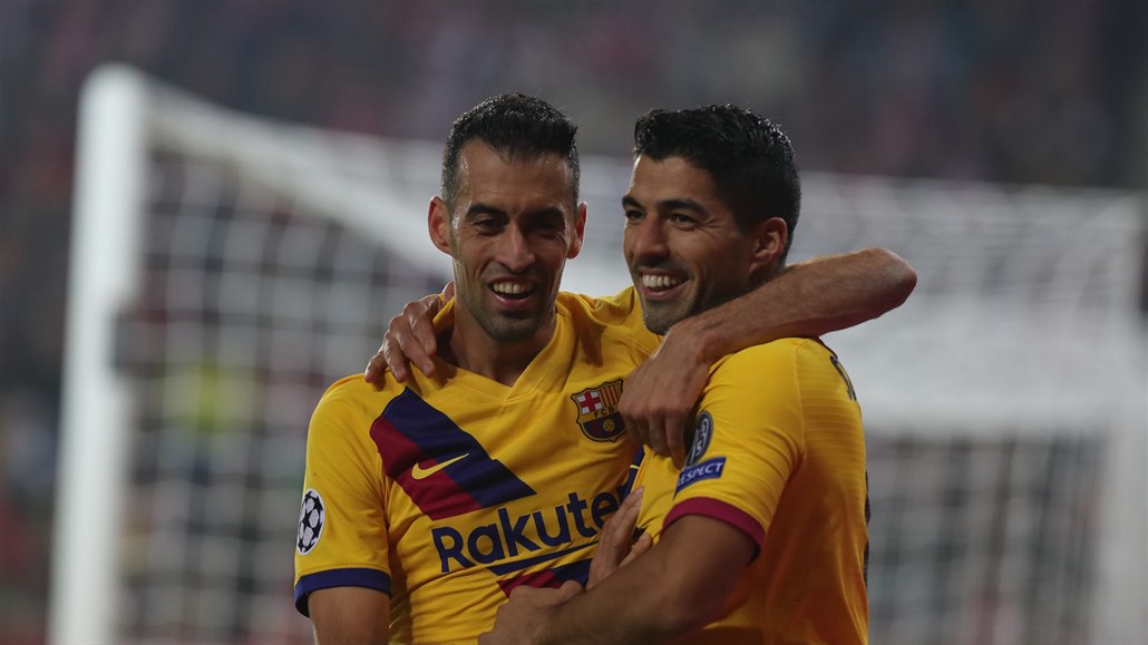 Luis Suárez (vpravo) se v Praze postaral o vítězný gól. V Barceloně však hrát nebude.